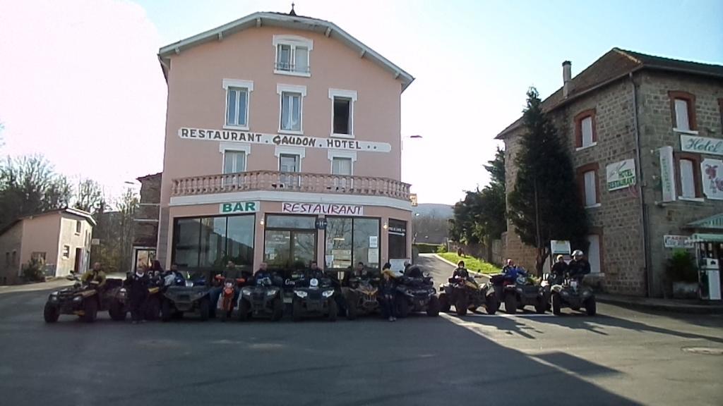 Hotel La Vie En Rose Le Brugeron Bagian luar foto